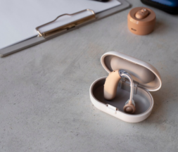 Qual a Diferença entre Aparelhos Auditivos e Amplificadores Auditivos? Ouviden Qual a Diferença entre Aparelhos Auditivos e Amplificadores Auditivos?